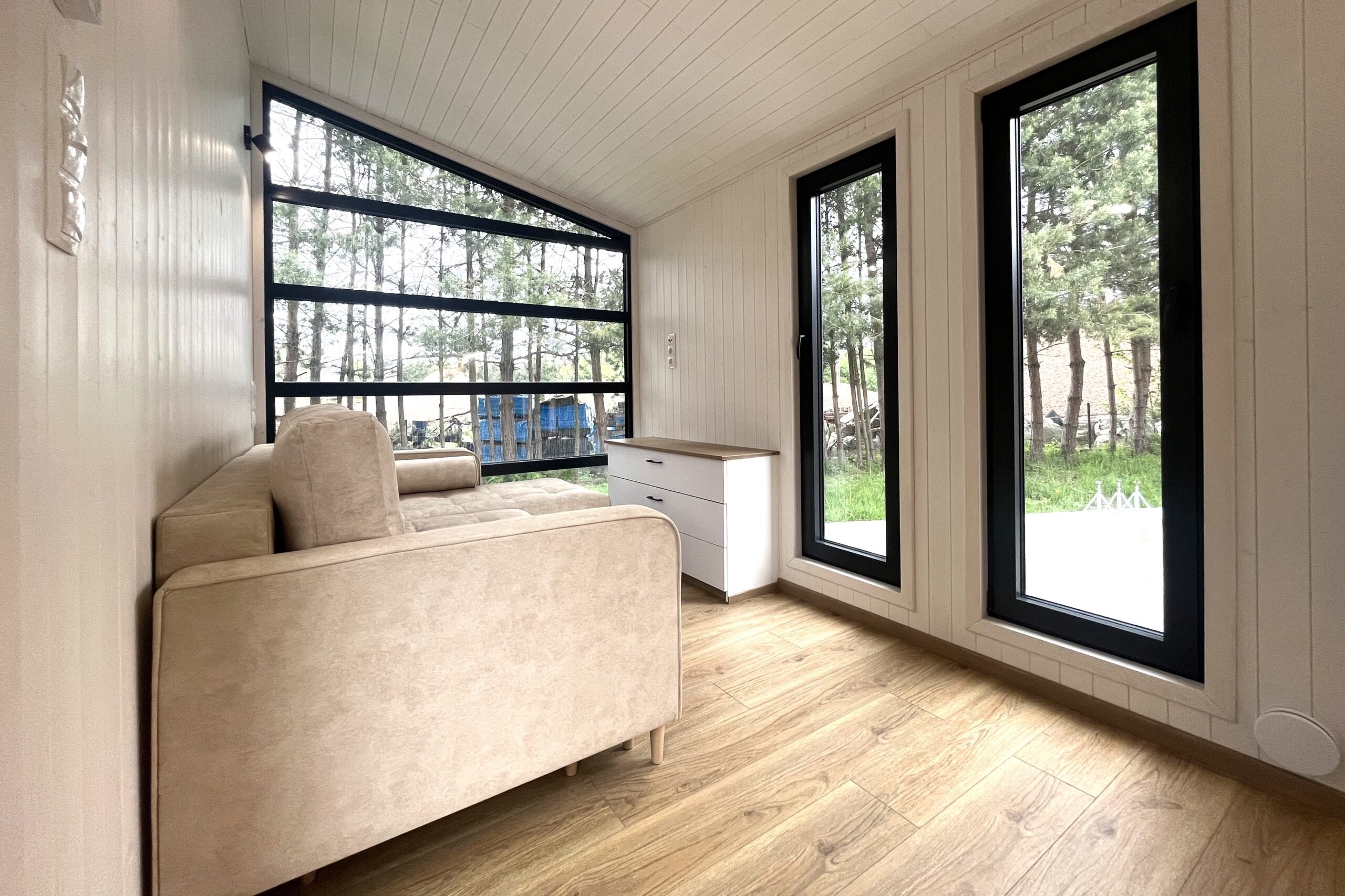 une maison en bois de type tiny house plain-pied avec une grande baie vitrée disponible immédiatement
