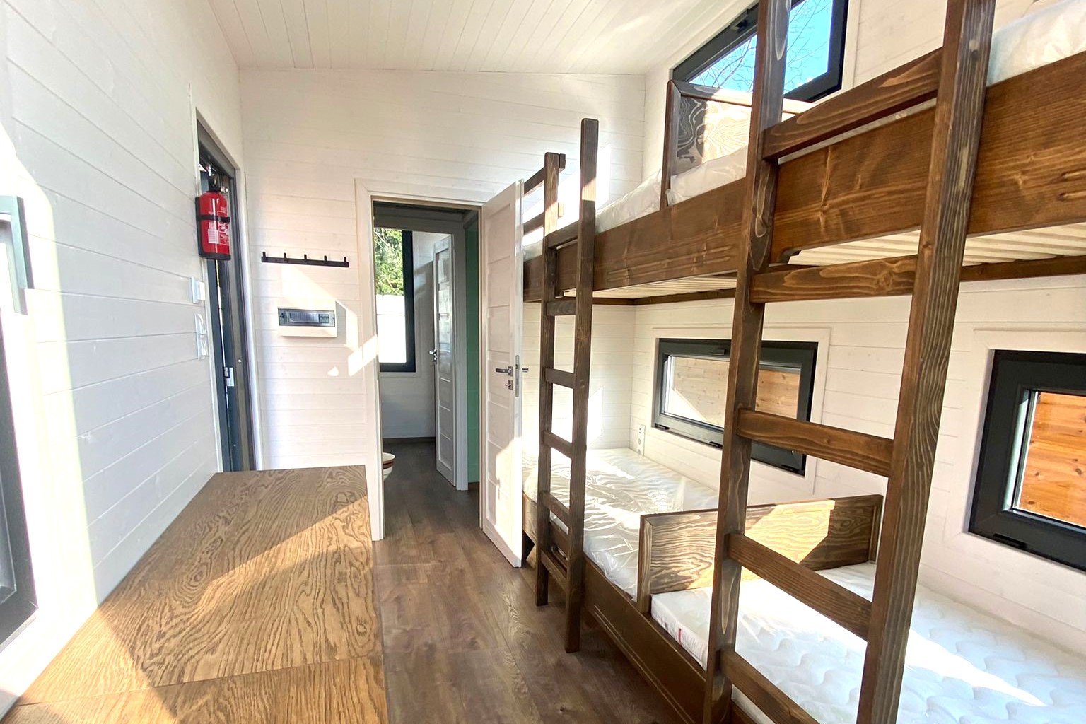 petite maison en bois tiny house avec des lits superposés