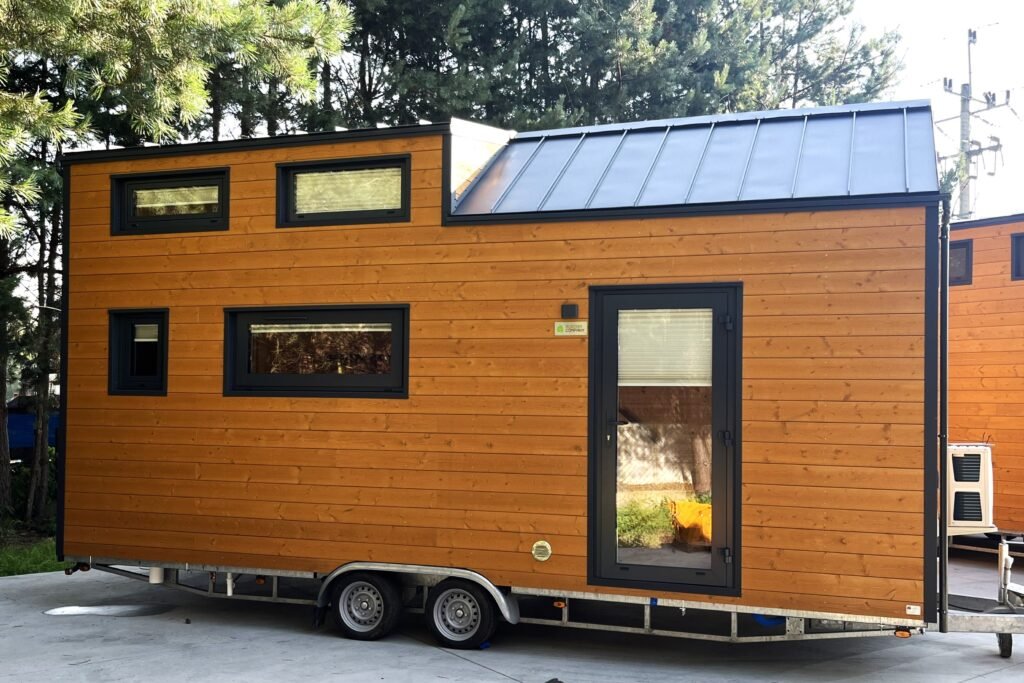 photo montrant l'extérieur d'une tiny house, une maison mobile en bois