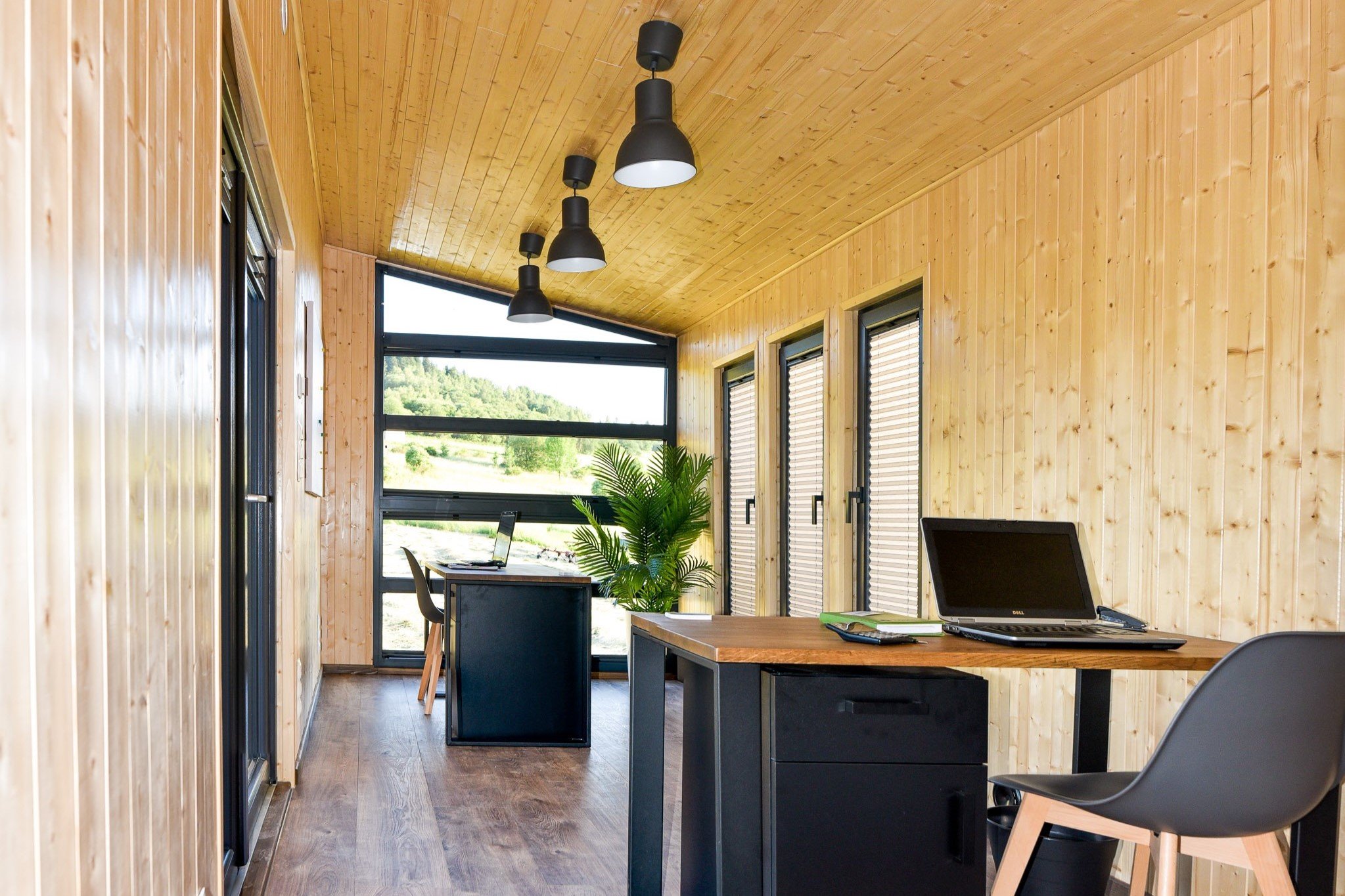 Tiny Office avec Baie Vitrée Panoramique : Espace de Travail Lumineux et Inspirant